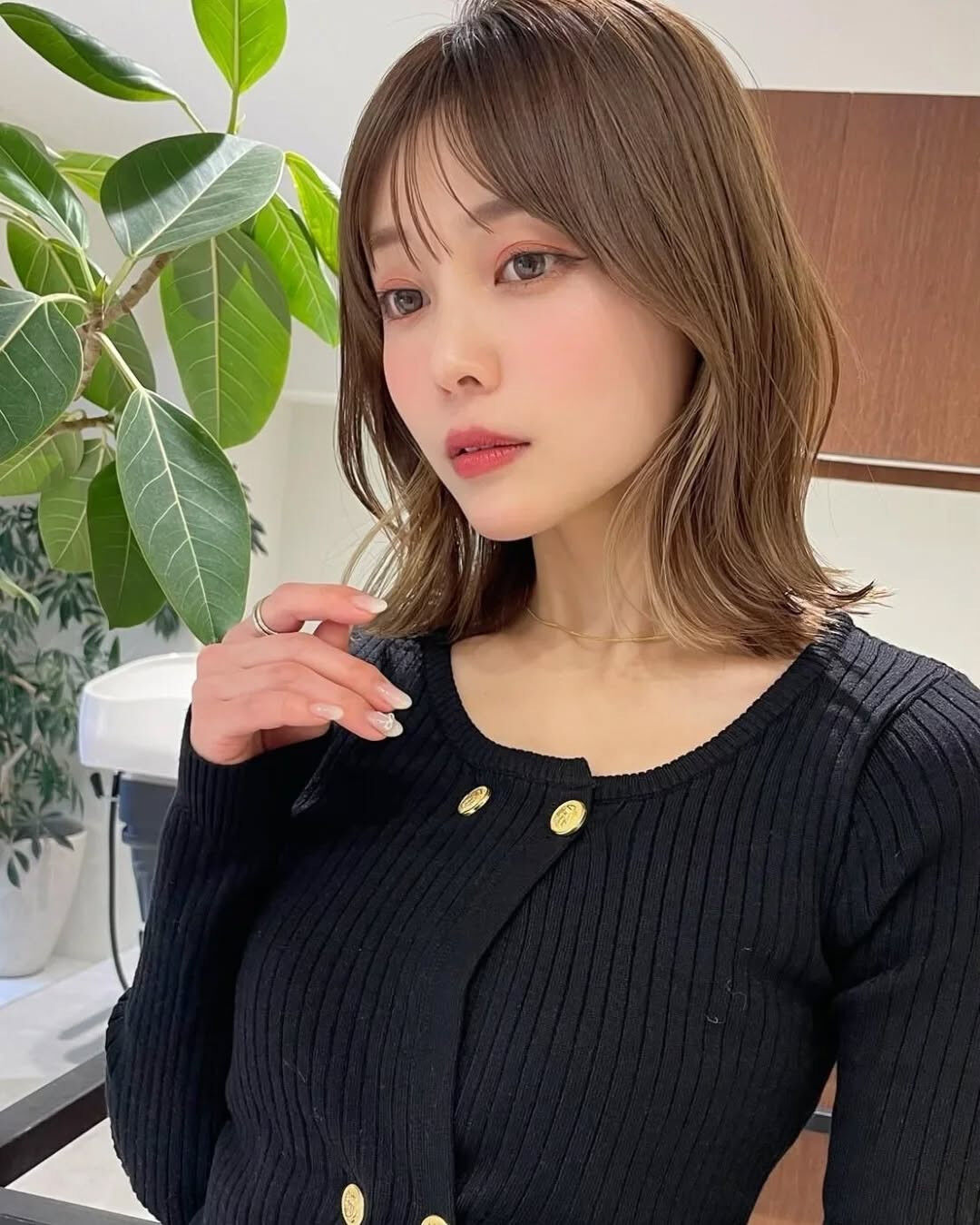 【上品さと抜け感を両立した、大人のナチュラルミディ】