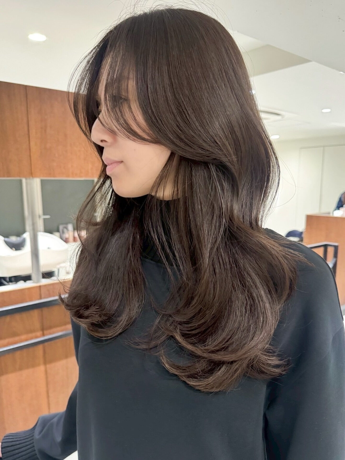 最近、レイヤーカットが大人女性の間で再び人気を集めてます✂️